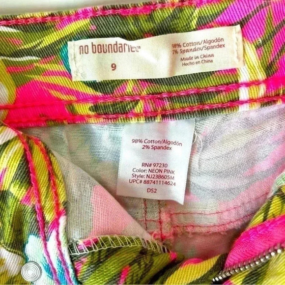Sale 🦩🦩🦩Pink & Floral No Boundaries shorts - Picture 3 of 4